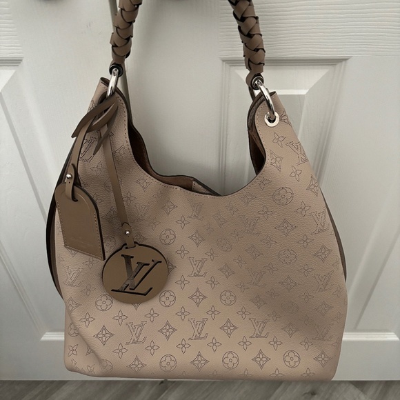 Louis Vuitton Carmel Mahina Galet Gray Leather Hobo Women's handBag M21775 - Picture 1 of 10